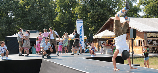 Angermaier Galopp in Tracht Modenschau am 09.08.2015 auf der Galopprennbahn Riem (©Foto: Martin Schmitz)